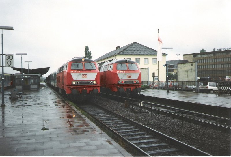 215 042-3 und 045-6 mit Regionalzgen nach Kln bzw. Trier. Aufgenommen im Bahnhof Euskirchen. Dez. 1996. Foto-Scan.