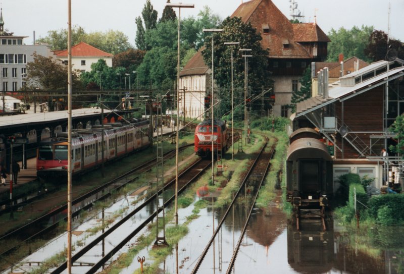 215 084-5 und ein MthB 466 am 23.5.1999 in Konstanz. Zu dieser Zeit hatte der Bodensee soviel Hochwasser, dass der Bahnhof und andere Orte am Ober- und Untersee berflutet wurde.