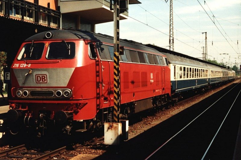 215 129-8 mit E 3613 Kln Deutz-Trier auf Trier Hauptbahnhof am 4-8-1994. Bild und scan: Date Jan de Vries. 