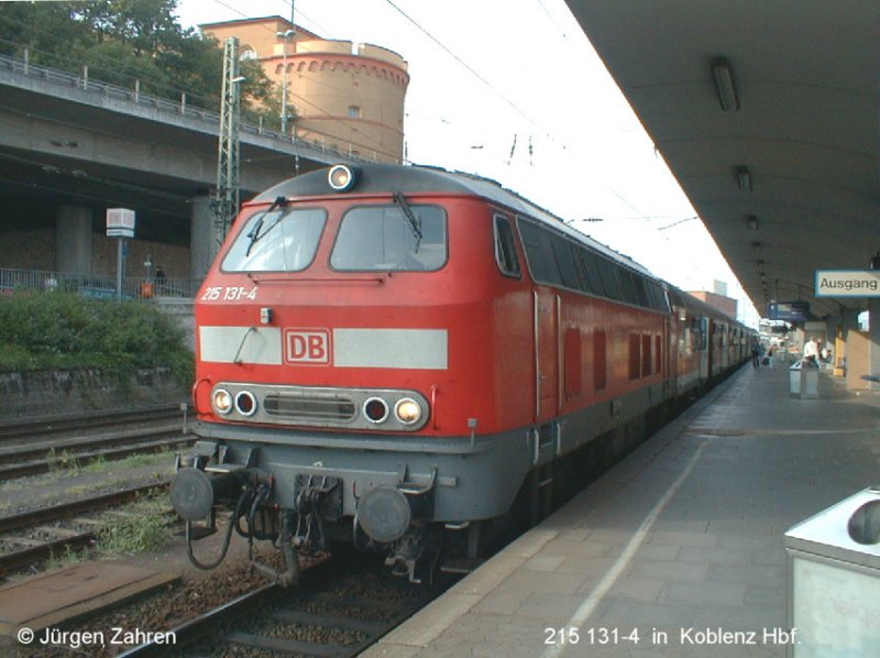 215 134-6 steht abfahrbereit am Bahnsteig in Koblenz (Aug. 2004)