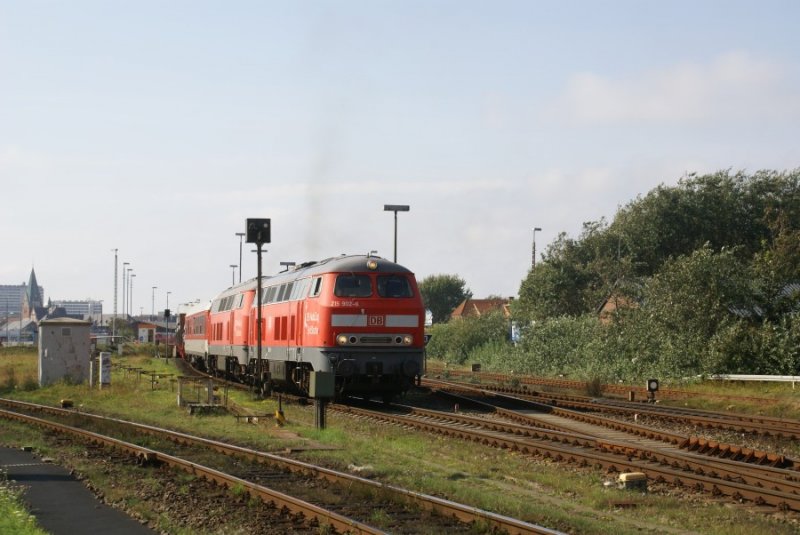 215 902-3 und eine weitere 215.9 machen sich am 24.08.2007 mit ihrem Autozug in Westerland auf nach Niebll