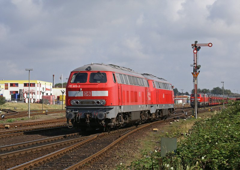 215 909-3 und 215 902-8 rangieren am 24.08.2007 in Westerland, whrend sich im Hintergrund schon 218 157-6 und 218 190-7 mit ihrem Autozug aus Niebll heranrauschen.