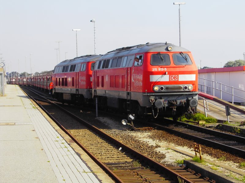 215 913-005 und eine weitere 215 sind in Westerland(Sylt) mit ihrem Autoreisezug von der Entladestation kommend an der Ladestation eingetroffen. Die Loks wurden danach abgekoppelt und nach vorne gefahren