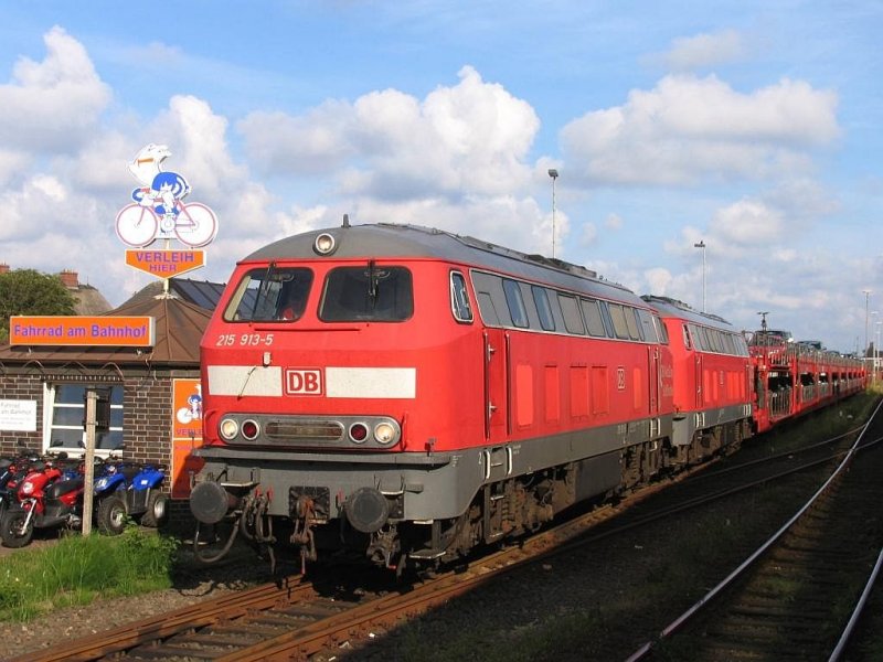 215 913-5 und 215 912-7 mit Autozug Niebll-Westerland (Sylt) auf Bahnhof Westerland (Sylt) am 23-6-2007.