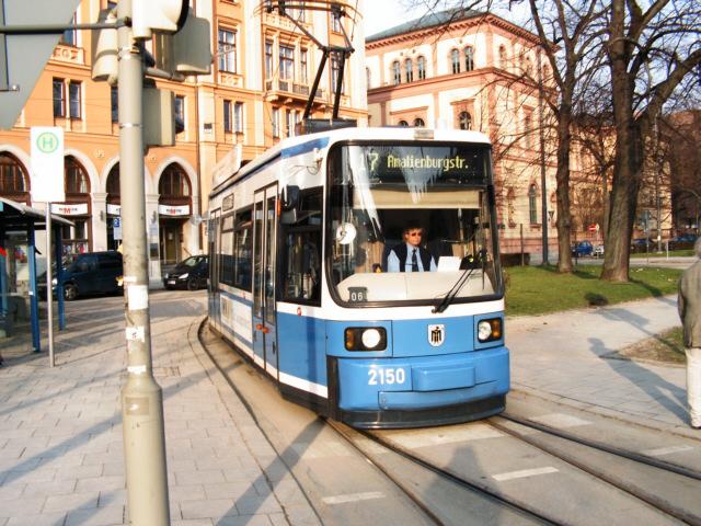2150 ist auf der Linie 17 Richtung Amalienburgstrae unterwegs. (24.03.05)
