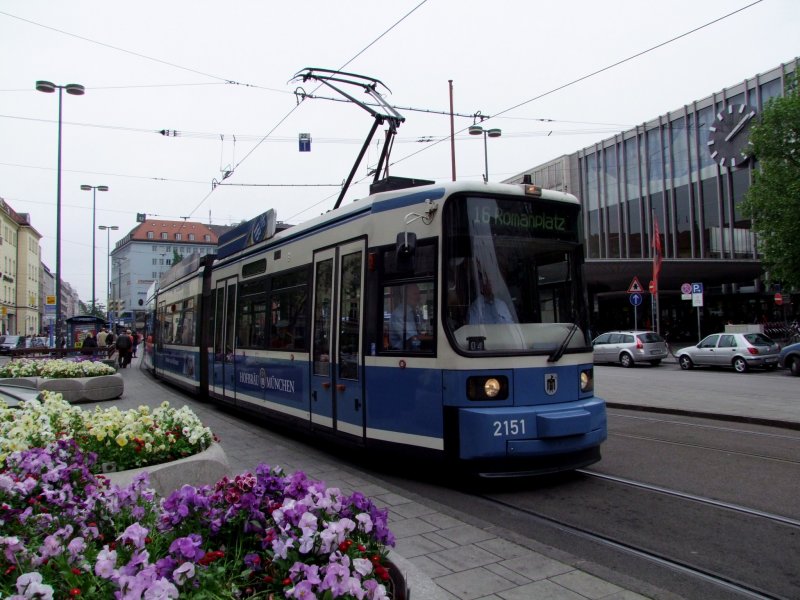 2151 verlsst als Linie16 Richtung Romaplatz die Haltestelle Hauptbahnhof; 090515