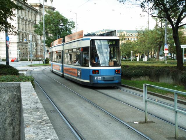 2152 verl�sst gerade die Station Karlsplatz (Stachus).