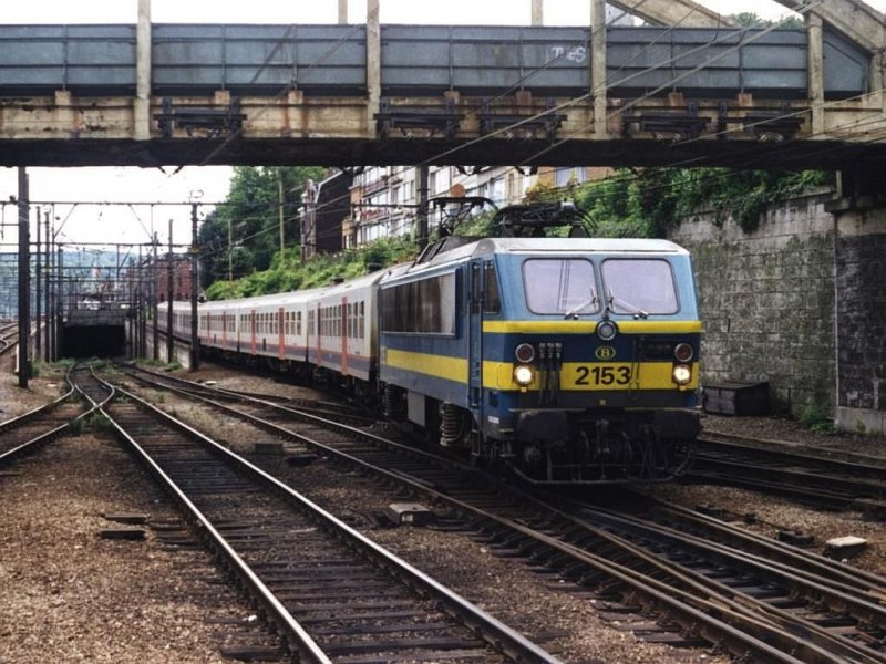2153 mit IC 1736 Lige Guillemins-Quivrain auf Bahnhof Lige Guillemins am 14-7-1998. Bild und scan: Date Jan de Vries.