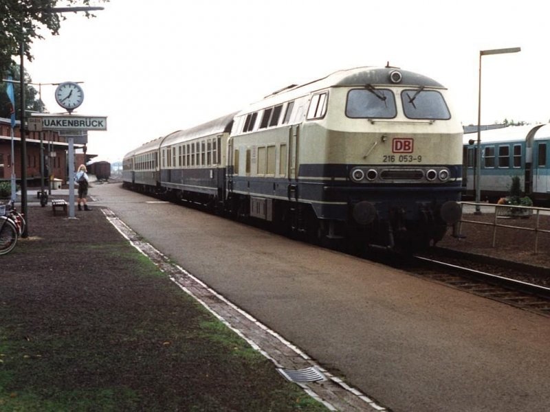 216 053-9 mit E 7327 Osnabrck-Oldenburg auf Bahnhof Quakenbrck am 29-8-1994. Bild und scan: Date Jan de Vries. 