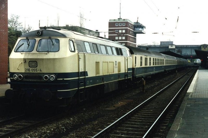 216 055-4 mit E 7327 Osnabrck-Wilhelmshaven auf Osnabrck Hauptbahnhof am 14-4-1993. Hintergrund: 216 049-7 mit Nahverkehszug Osnabrck-Delmenhorst. Bild und scan: Date Jan de Vries. 