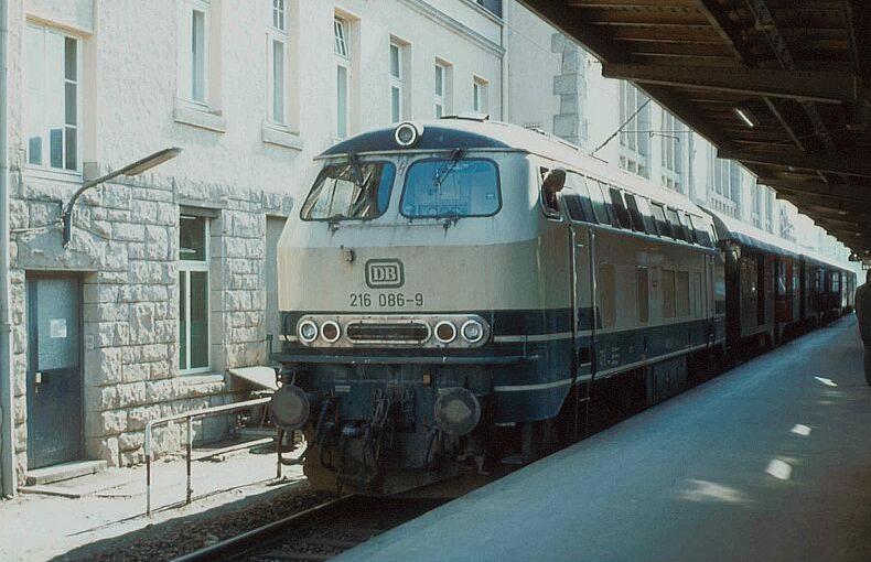 216 086 mit einem Nahverkehrszug in Bielefeld.