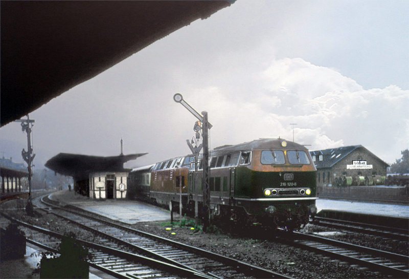 216 120 + 221 145 vor einem Schnellzug bei der Ausfahrt in Goslar.
Aufn. 1976