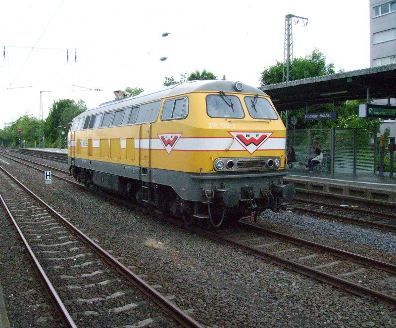 216 122-2 der Gleisbaufirma Wiebe steht am 21.05.08 kalt in Frankfurt-Hchst.