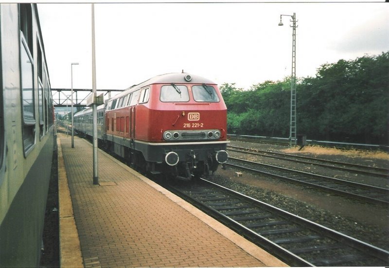 216 221-2 mit einer RB auf der Strecke Fulda - Gieen. Sept. 97. Foto-Scan.