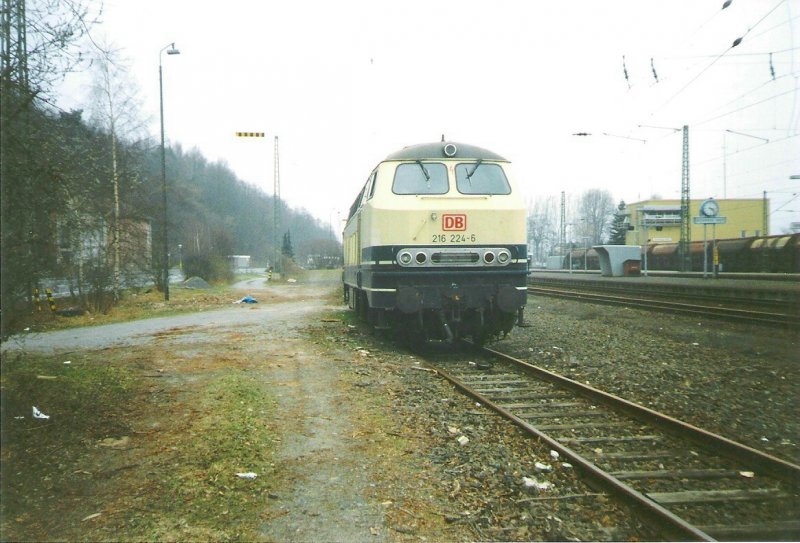 216 224-6 ist im Bahnhof Eschwege West beim rangieren. Mrz 1996. Foto-Scan.