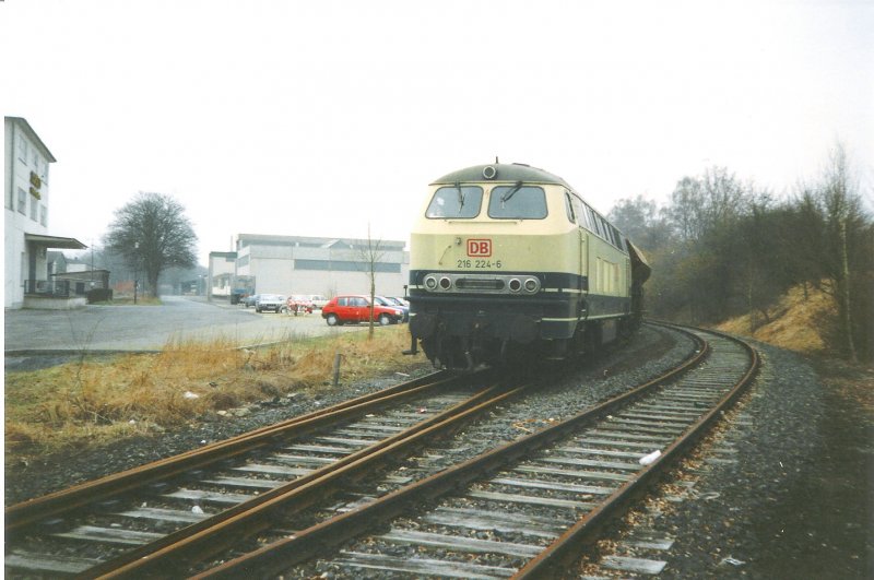 216 224-6 beim Abziehen der vollbeladenen Schrott-Waggons aus dem Industriegebiet Eschwege. Geschichte. Februar 1996. Foto-Scan.