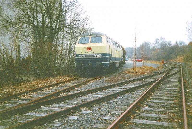 216 224-6 im ehemaligen Gleisanschluss des Eschweger Industriegebiets. Februar 1996. Heute ist alles weg. Foto-Scan.
