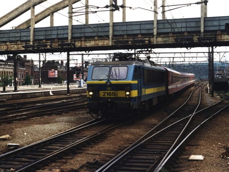 2160 mit IR 2936 Walkenraedt-Anvers Central auf Bahnhof Lige Guillemins am 14-7-1998. Bild und scan: Date Jan de Vries.