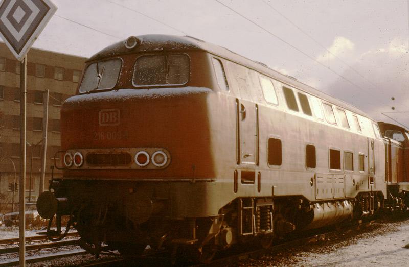 216009 im Bw Hagen-Eck abgestellt zum Motortausch.
Aufnahme 1970.