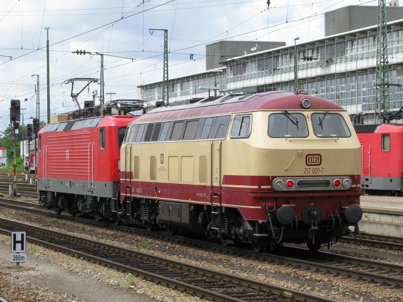 217 001 und 114 501 sind am 20.8.2008 in Regensburg unterwegs.