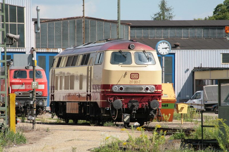 217 001-7 und 218 812-6 warten in Regensburg auf einen neuen Auftrag. 05.08.2008