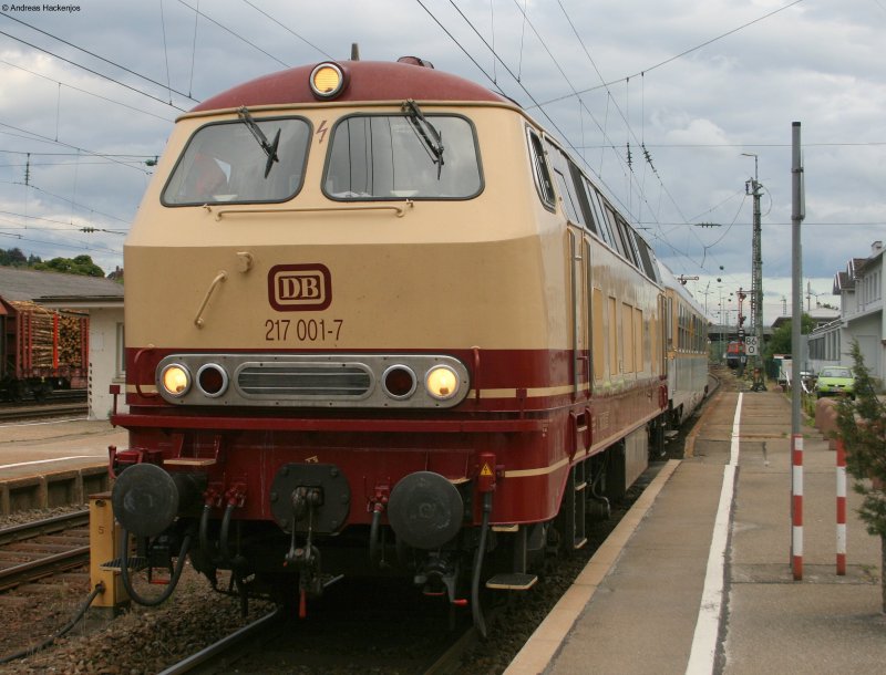 217 001-7 steht mit ihrem Messzug  auf Gleis 1 in Villingen um nach Kurzem Halt ihreren Zug an die Tankstelle zuschieben.