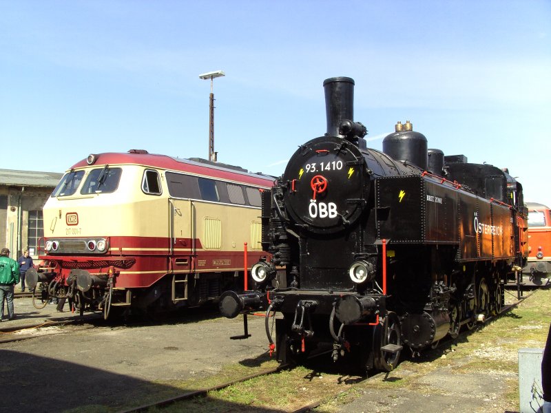217 001 neben der Botschafterlok aus sterreich, der 93.1410 am 24.03.2008 im Bahnpark Augsburg.