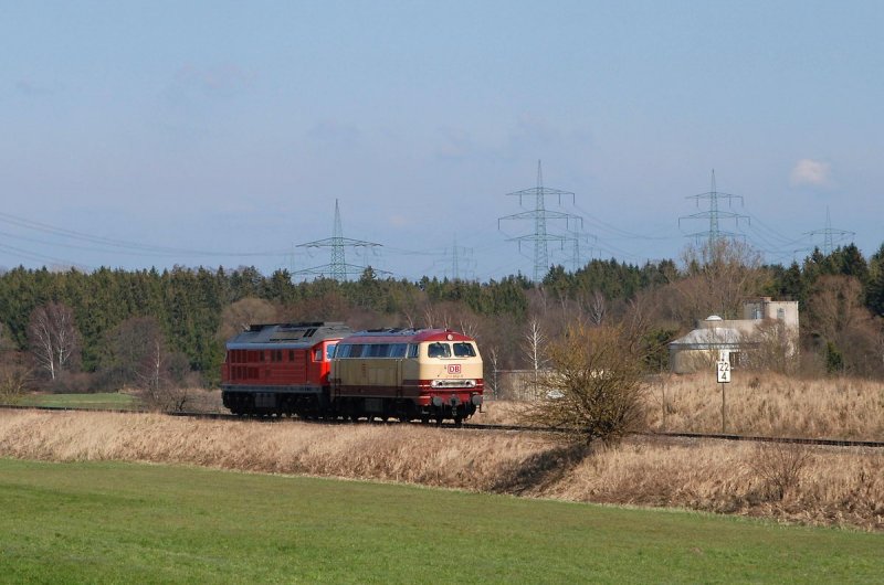 217 002 und 233 043 als Lz 69220 vor Markt Schwaben (25.03.2007)