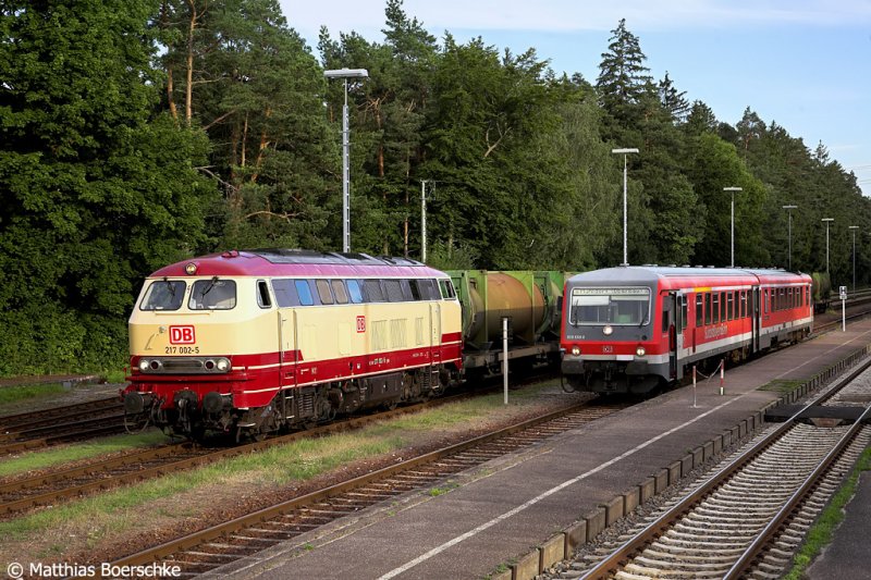 217 002-5 neben 628/928558 in Kastl am 06.08.08.