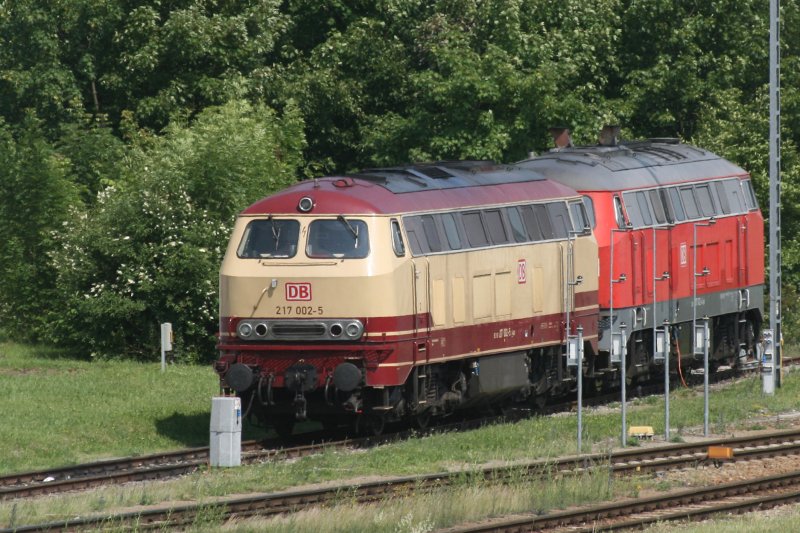 217 002 und eine Schwesterlok sind am 04.06.2009 in Mhldorf abgestellt.