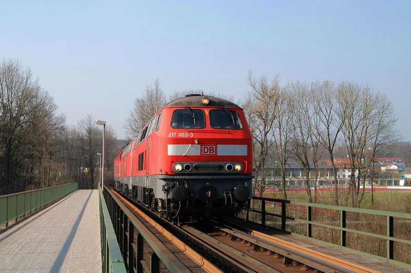 217 003, 217 013 und 233 586 in Burgkirchen (14.03.2007)