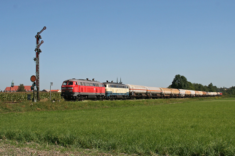 217 014 + 021 schieben den Kesselwagenzug 47134 nach. Alttting, 01.09.2009.