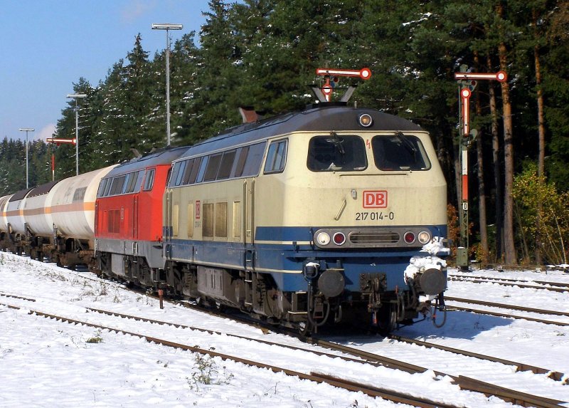 217 014 + 217 020 bei der Einfahrt in den Bahnhof Kastl, Januar 2007