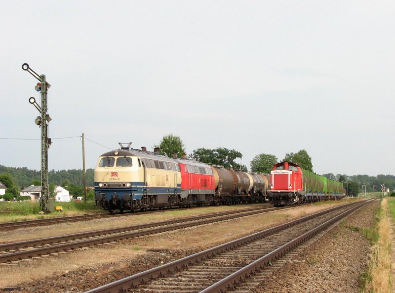 217 014 und 217 020 mit FZT 56520 berholen die 213 333 mit GIP 27494 in Tling (19.06.2006)