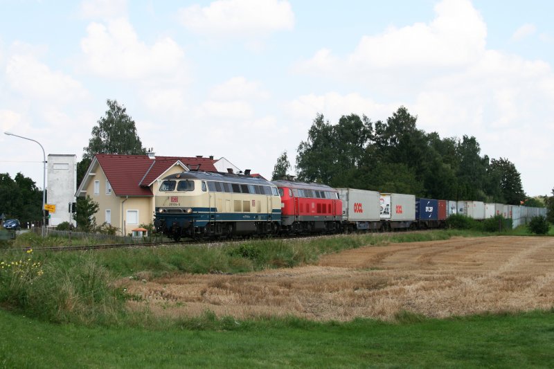 217 014 und 225 803 mit dem Wacker Shuttle 50536 am 06.08.2009 bei Tling.