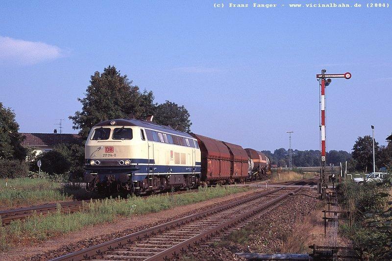 217 014 am 6. August 2004 in Tling (Strecke Mhldorf - Burghausen).