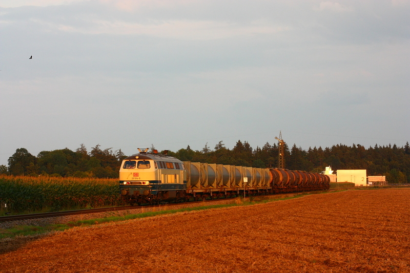 217 014 ist am Abend des 28.08.09 richtung Mhldorf unterwegs. Aufgenommen bei Alttting.