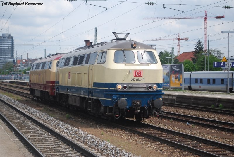 217 014 mit 217 002 im Schlepp fahren am 05.05.09 durch den Mnchner Ostbahnhof. Frher htte ich bei eine blau/beigen Lok wahrscheinlich nur mde gelchelt. Hier hat es mich richtig gefreut.