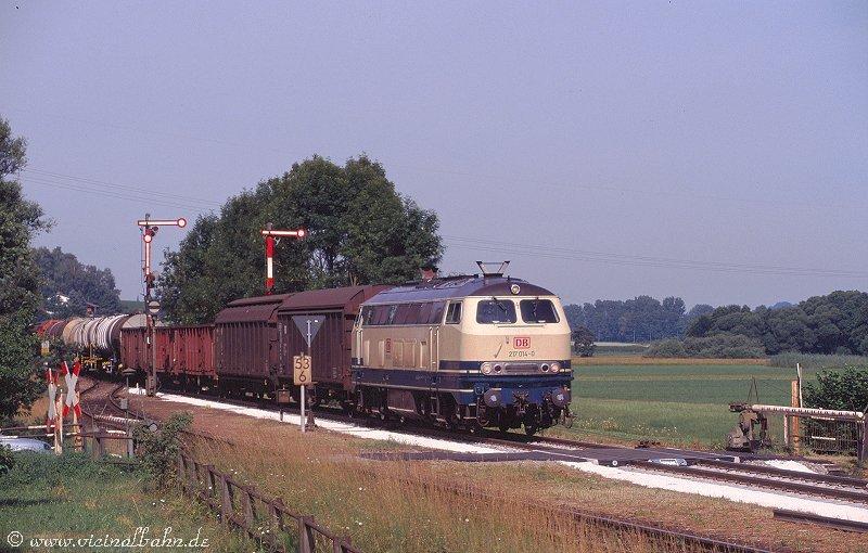 217 014 passiert am 26.6.'03 mit einem gemischten Gterzug die
westlichen Ausfahrsignale von Schwindegg in Richtung Mhldorf.