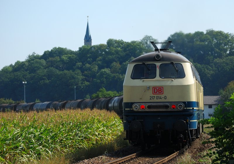 217 014 schiebt den Kesselwagenzug fr 233 662 bei Tssling nach. An diesem Tag war 217 014 fast ausschlielich am Ende des Zuges zu finden. 28.08.09