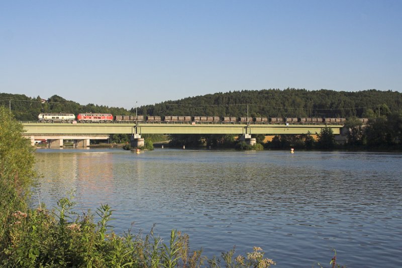 217 014 und eine Schwester sind auf Poikamer Brcke beobachtet worden, wie sie ihren Kalkzug von Saal (Donau) Richtung Landshut brachten.