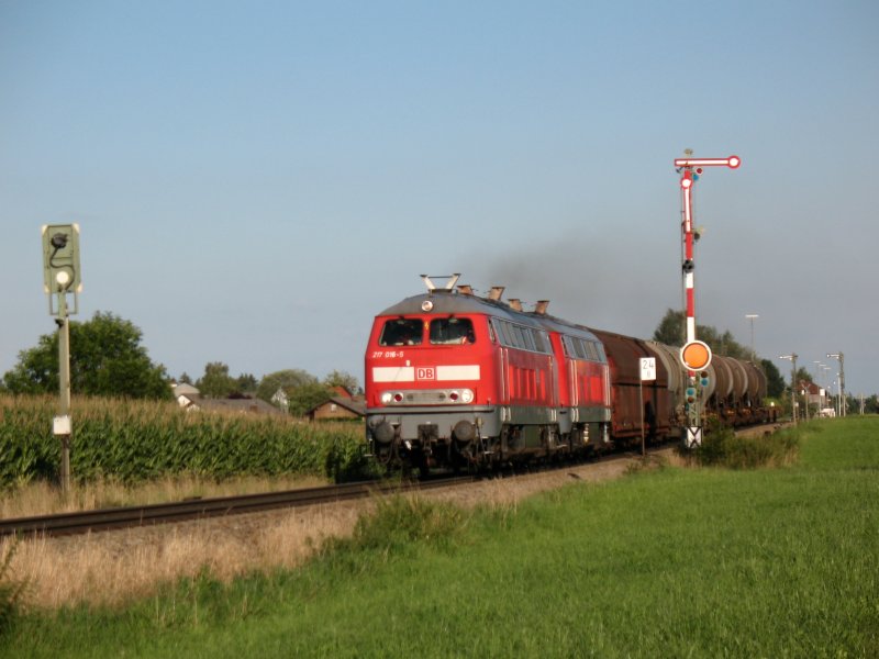 217 016-5 und eine Schwesterlok bei Pirach auf der Fahrt Richtung Mhldorf am 30.7.07