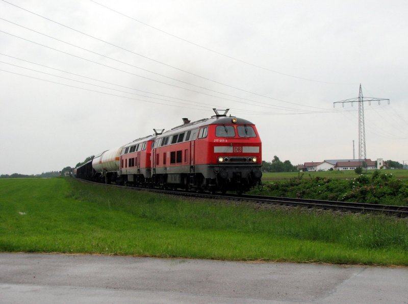 217 017 und 217 013 mit FZ 56527 in Pirach (01.06.2006)