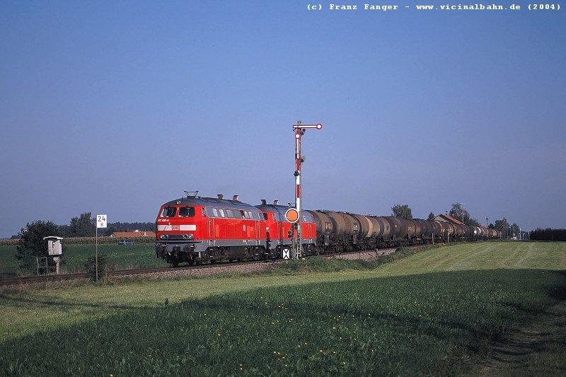 217 019 und 217 021 verlassen am 13. September 2002 den Bahnhof Pirach in Richtung Mhldorf.