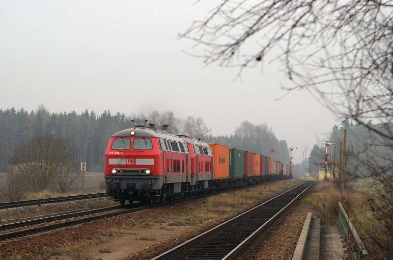217 019 und 225 806 mit IKL 50537 in Tling (21.11.2007)