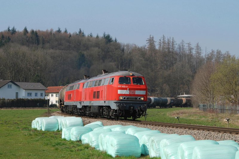 217 022 und 217 011 mit einem Kesselzug in Tling (14.03.2007)