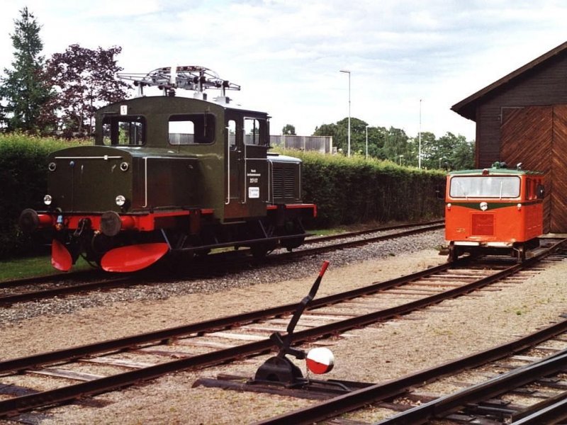 217-117 und NSB 58-305 der Hamar Norsk Jerbanemuseum in Hamar am 10-07-2000. Bild und scan: Date Jan de Vries.