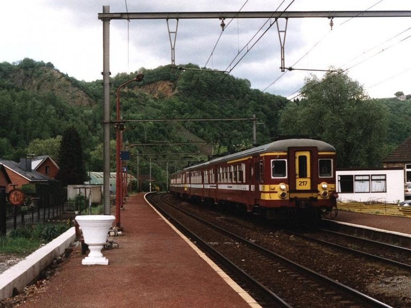 217 und 715 mit L5587 Jemelle-Liers auf Bahnhof Poulseur am 17-5-2001. Bild und scan: Date Jan de Vries. 
