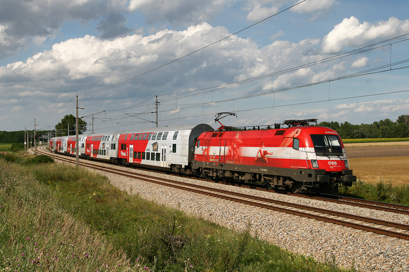 21.7.09 Dass sich die 005er auch einmal auf die Nordbahn traut, ansonsten pendeln die paprika Loks ja meist auf den Audi Z�gen zwischen Gy�r und Ingolstadt. Heute machte die 1116 005 einmal eine Ausnahme und bespannte den Lp 35451 von Bernhardsthal nach Floridsdorf, wo sie auf den R 2351 nach Wr. Neustadt wechselt.
