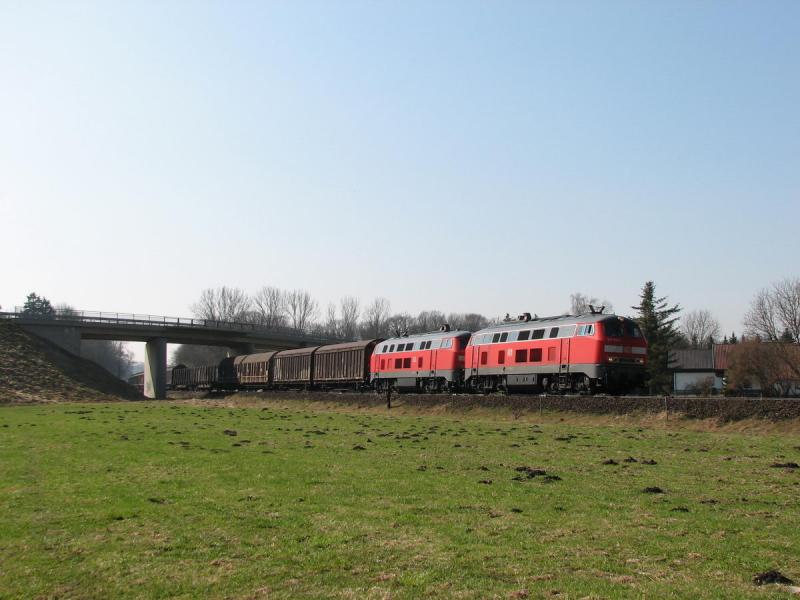 217'er mit Gterzug in Tssling(08.04.2006)